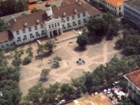 Taman Fatahilla med Stadhuis bagerst i billedet.